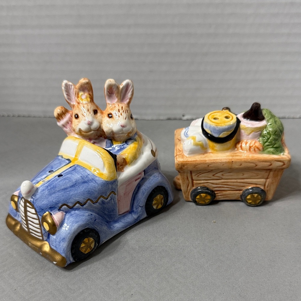 Vintage Fitz & Floyd OCI Omnibus Ceramic Bunny Car Cart Salt & Pepper Shaker Set